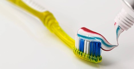 Najväčšia záhada starostlivosť o zuby –kde sa berú prúžkyv zubných pastách?