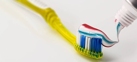 Najväčšia záhada starostlivosť o zuby –kde sa berú prúžkyv zubných pastách?