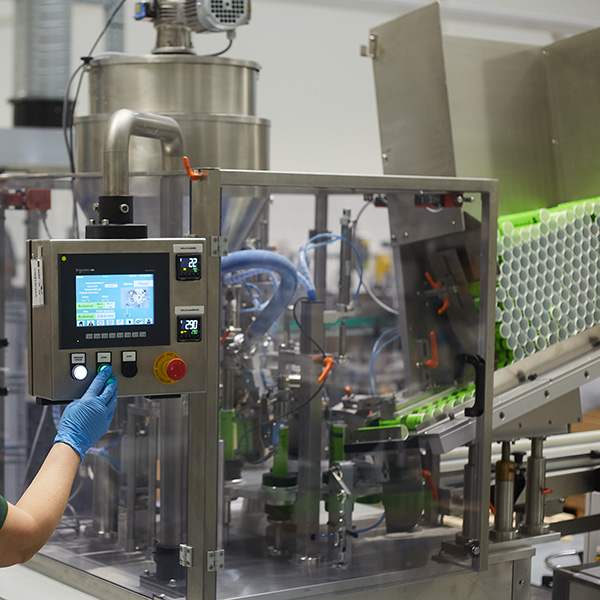 stroj na výrobu zubních past Herbadent