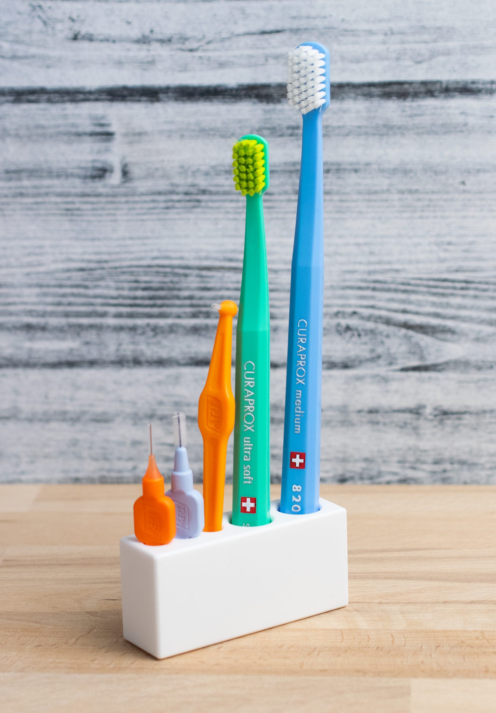 Stojanček na zubné a medzizubné kefky - biely