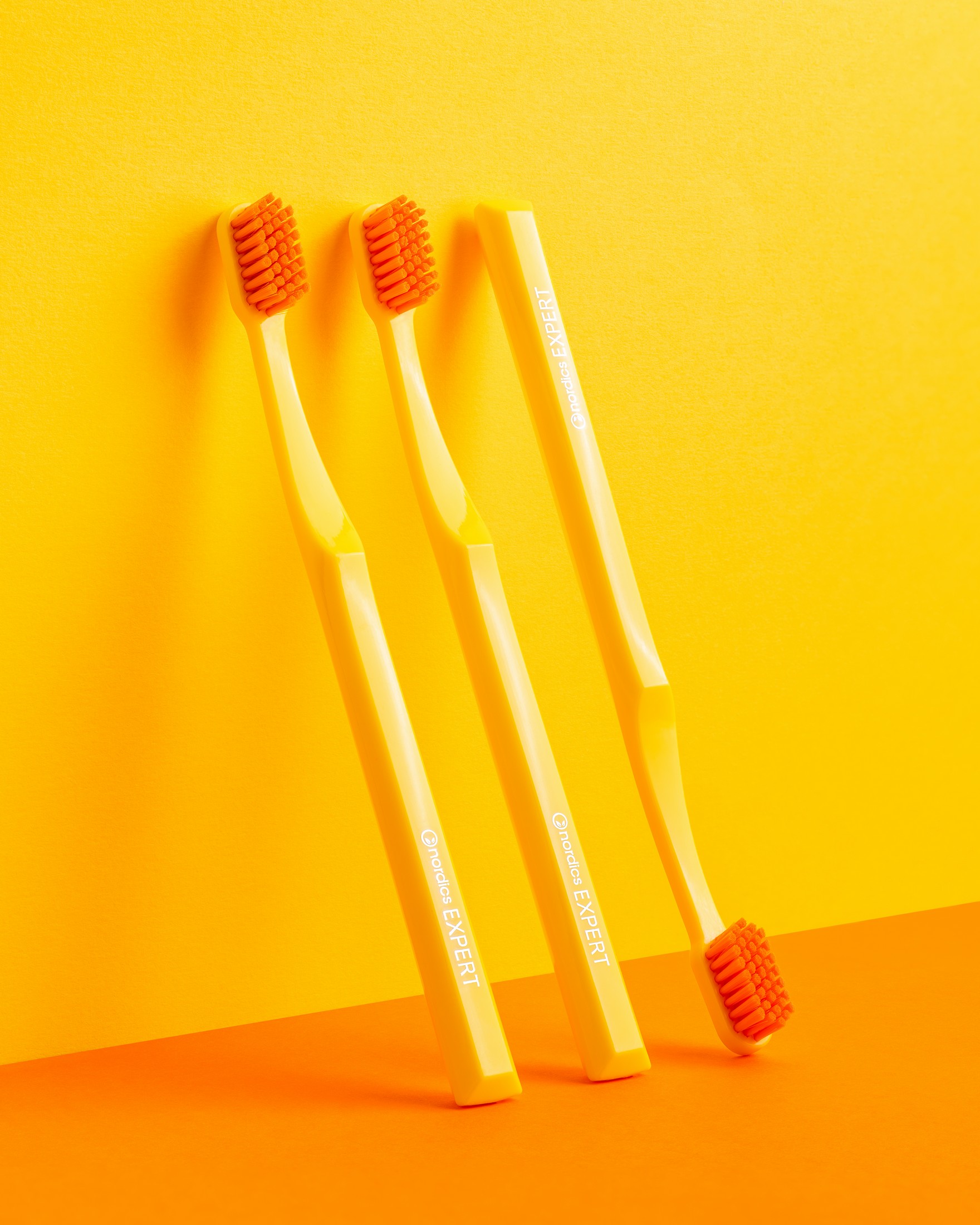 Nordics Curve Soft Yellow zubná kefka