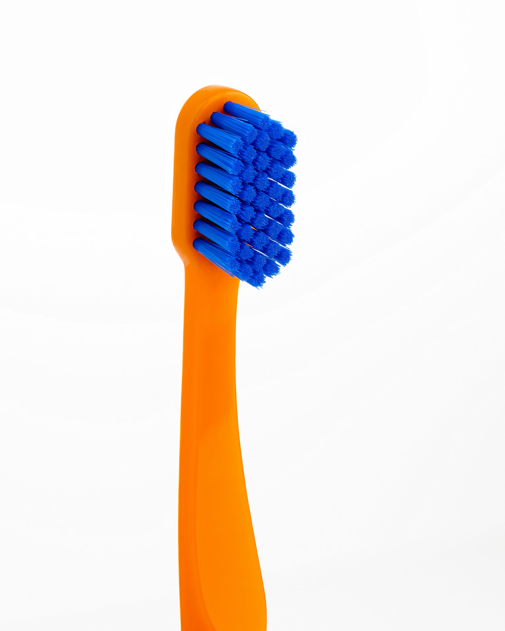 Nordics Curve Medium Orange zubná kefka