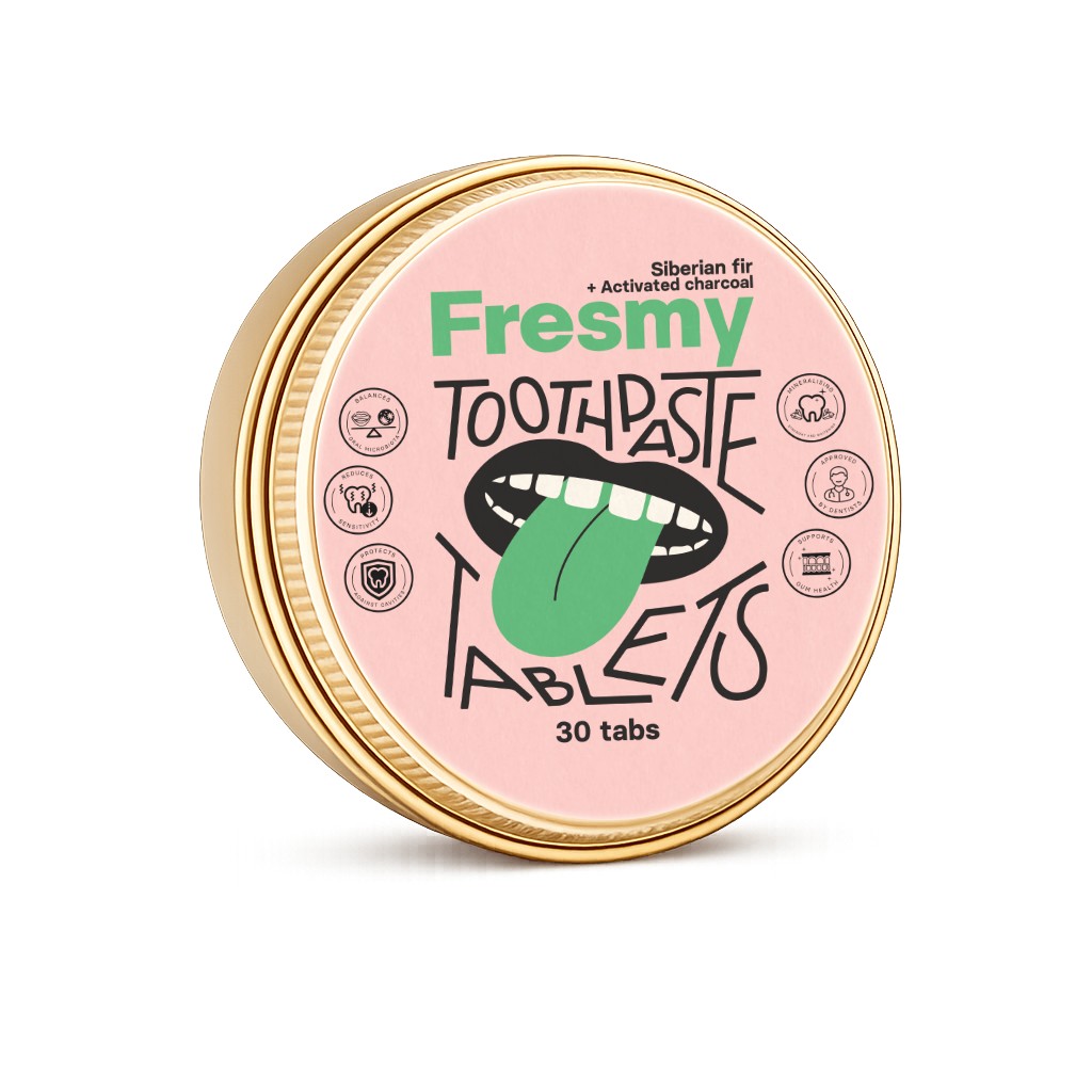 Fresmy Siberian Fir & Activated Charcoal cestovná zubná pasta v tabletách 30 ks - Fresmy Toothpaste Tablets Siberian Fir Charcoal zlatá plechovka šikmý pohľad ružová