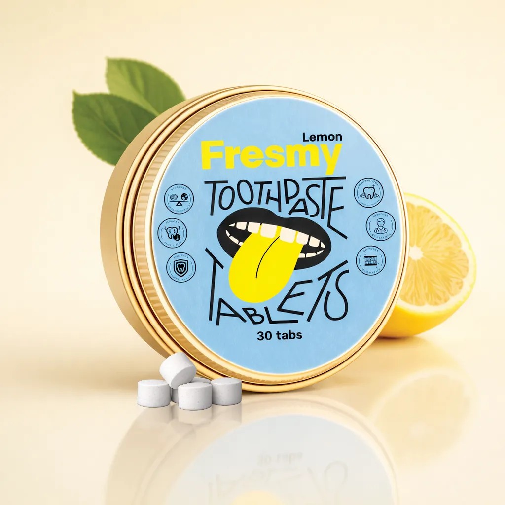 Fresmy Lemon cestovná zubná pasta v tabletách 30 ks - Fresmy Toothpaste Tablets Lemon zlatá plechovka citrón a mäta lifestyle béžové pozadie