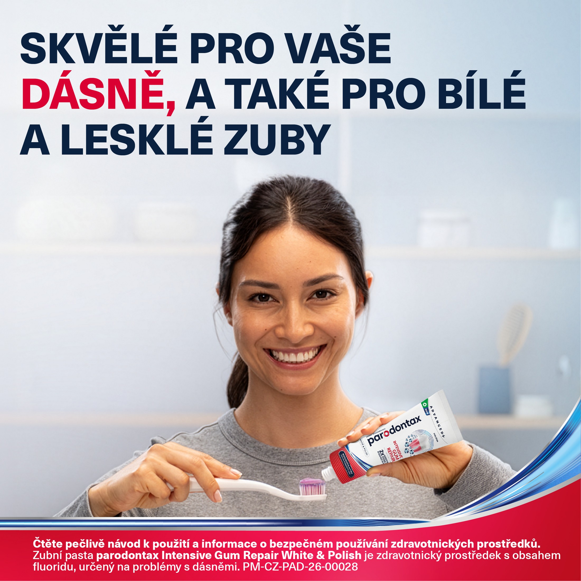 Parodontax Intensive Gum Repair White&Polish zubná pasta 75 ml - Žena drží Parodontax zubná pasta lifestyle banner ďasná biele zuby