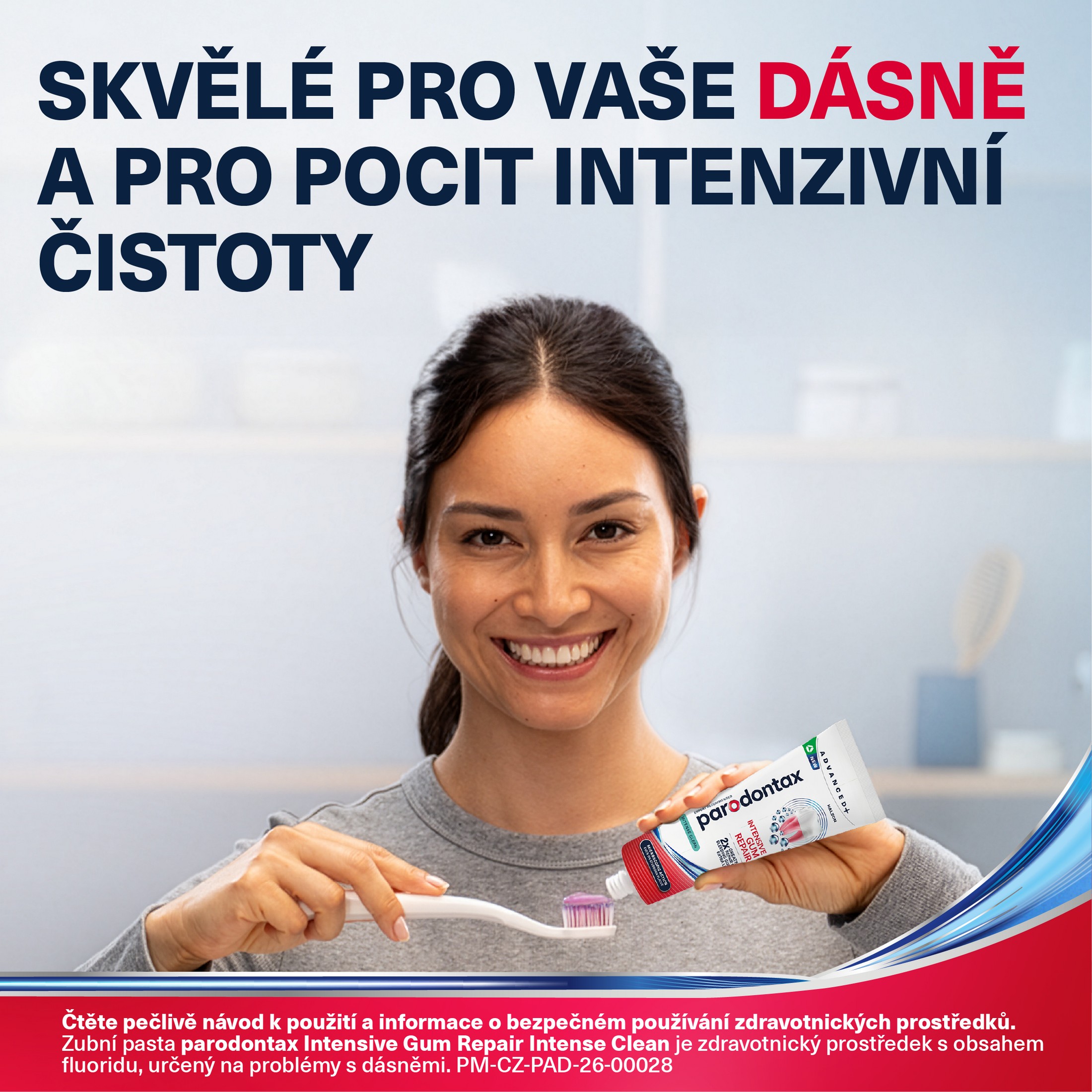 Parodontax Intensive Gum Repair Intense Clean zubná pasta 75 ml - Žena drží Parodontax Intense Clean zubná pasta lifestyle banner ďasná